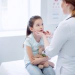Hur du hjälper ditt barn vid halsfluss